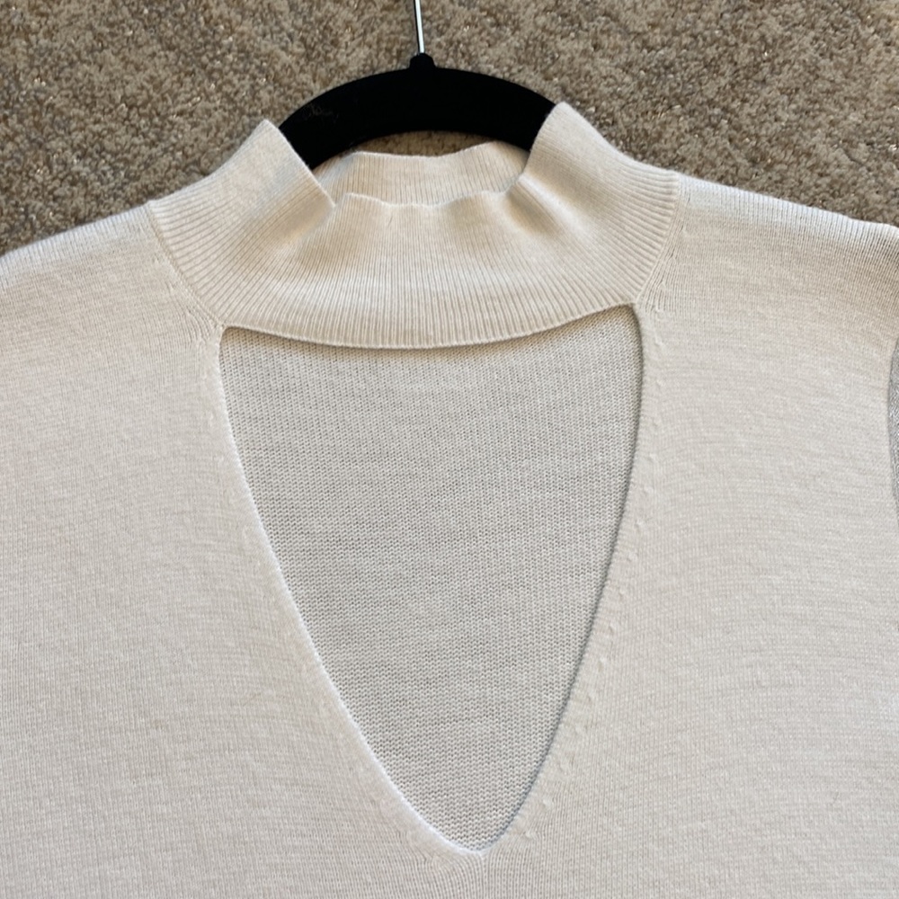 T Tahari white fine gauge mock top with cutout size small silvery short sleeves - Picture 3 of 6